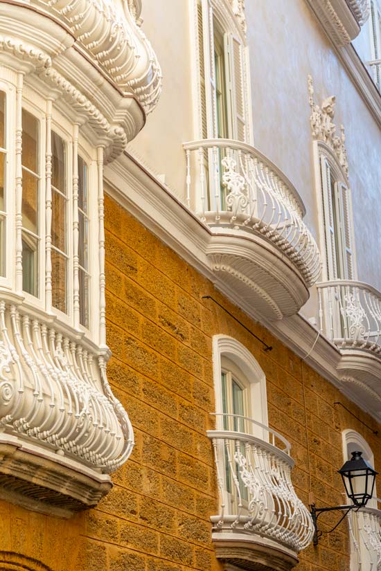Pregnant balconies of Cadiz
