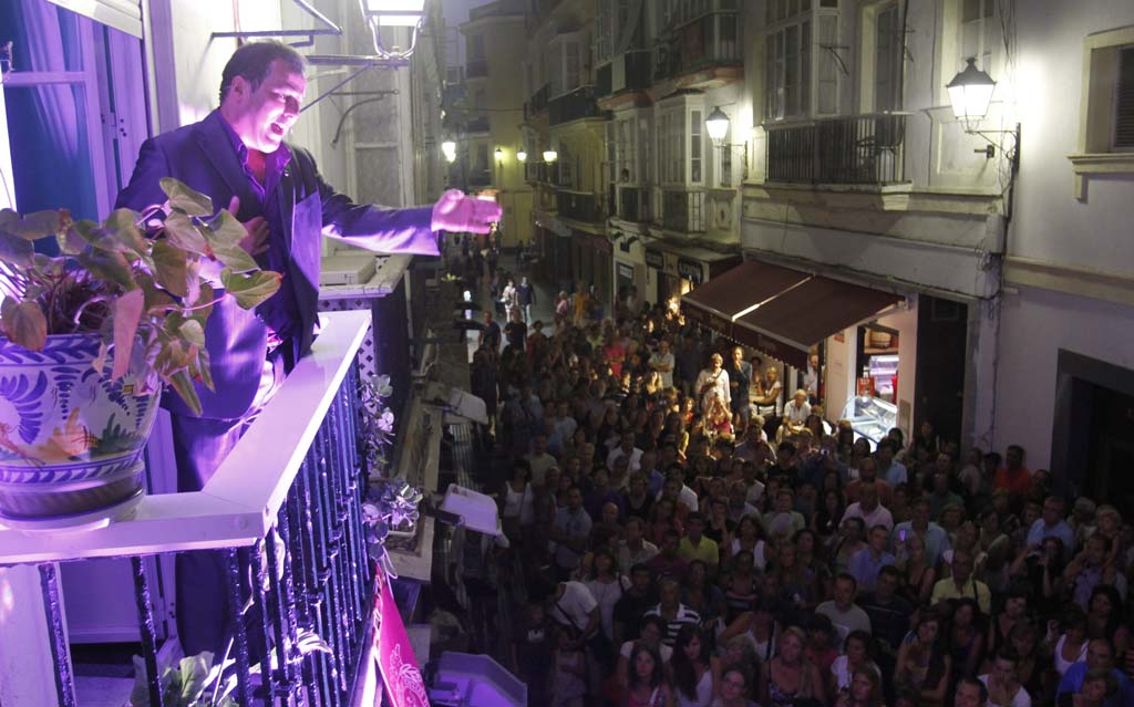 Flamenco on the balconies of Cadiz