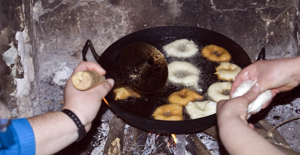 Friendo los buñuelos almeria gastronomia