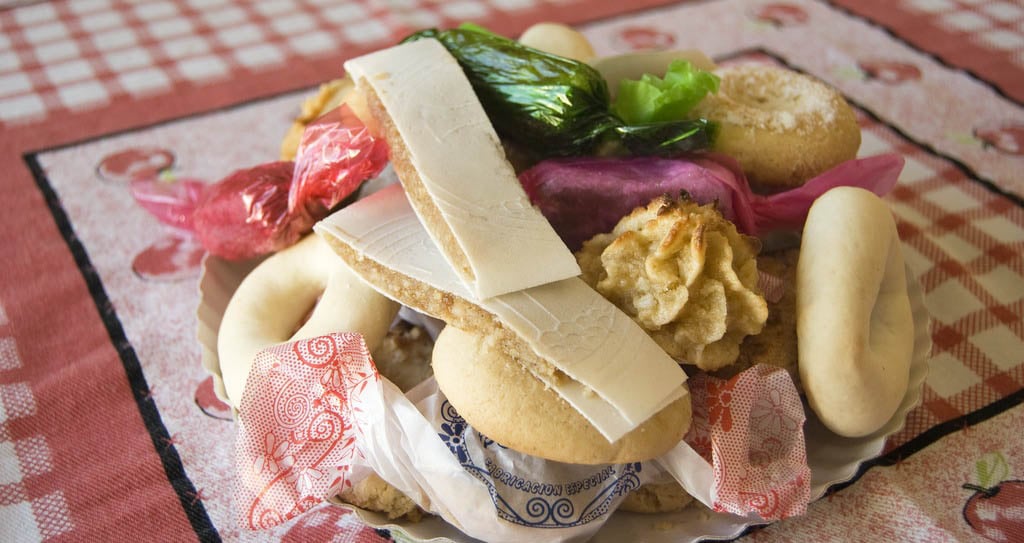 Usual presentation of alfajores, with other sweets