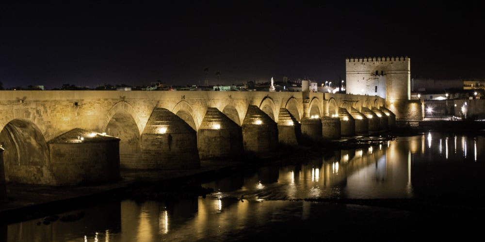 Puente romano de cordoba de noche