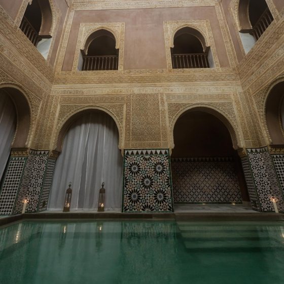 Paredes cubiertas de yesería en el Baño árabe de Málaga