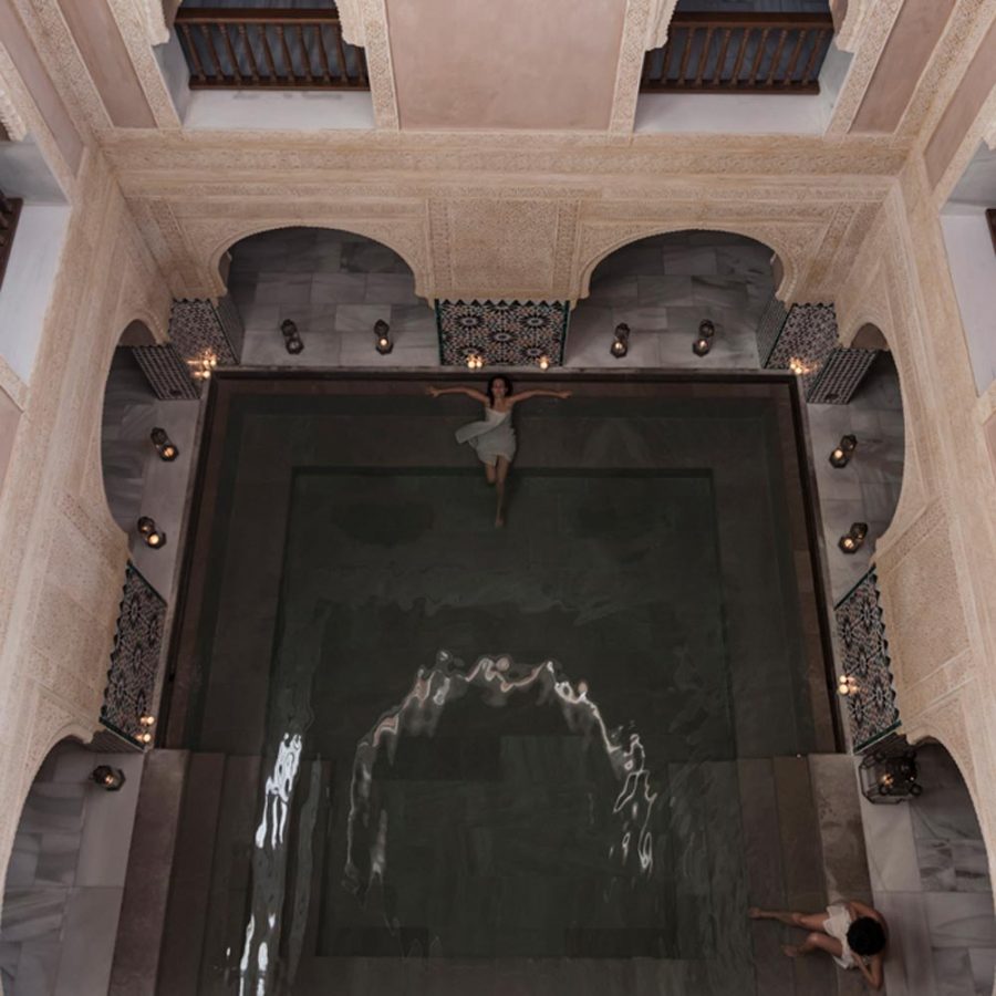 Espectacular hammam de Málaga. Mujer relajada en la piscina
