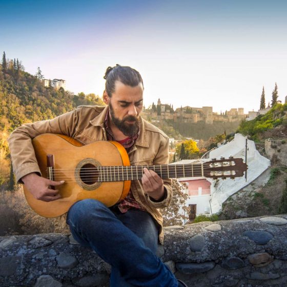 Guitarrista flamenco en el barrio del sacromonte