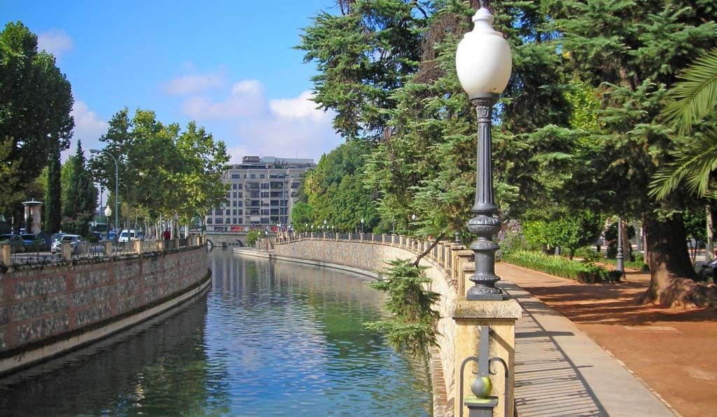 Paseo del Salón with the Genil river and trees