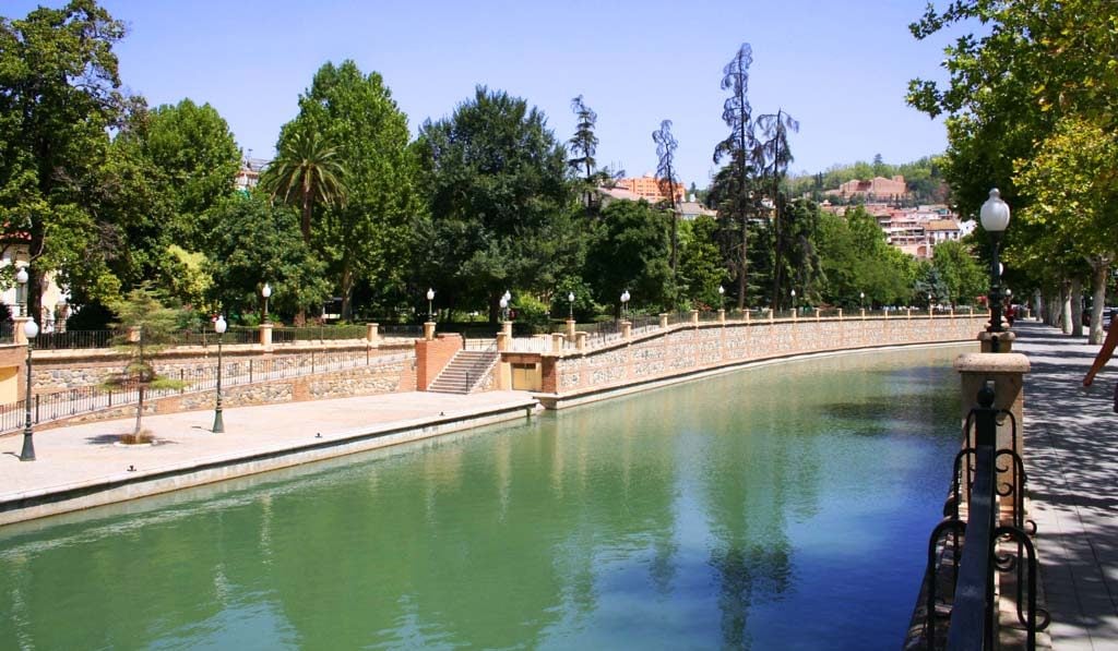 Paseo del Salón with the river Genil full