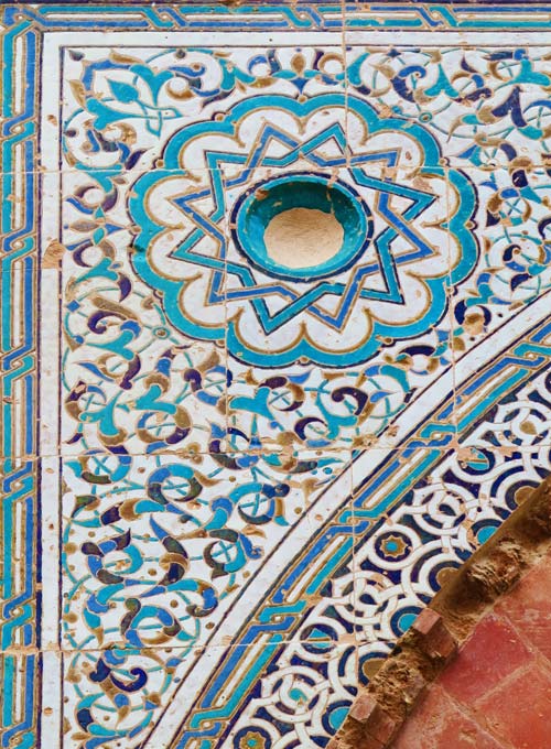 azulejos de cuerda seca en la puerta del vino