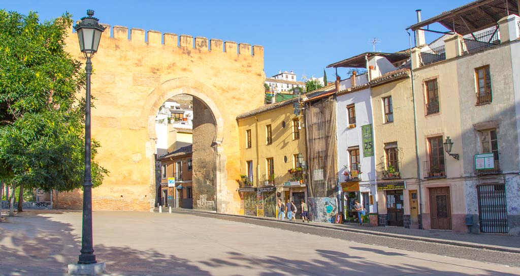 Arco de Elvira al principio de Calle Elvira