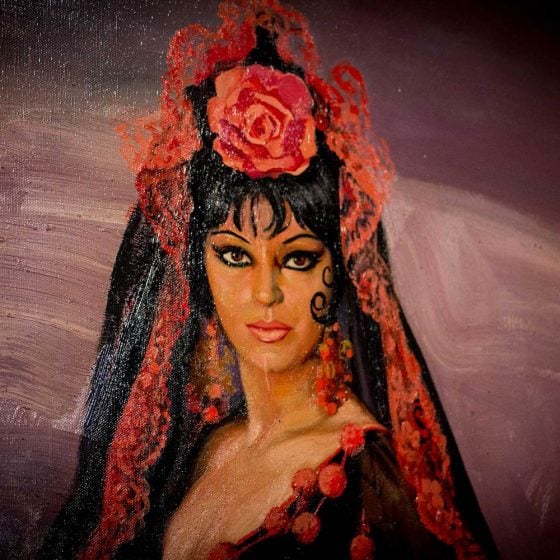 gitana vestida de flamenca en el sacromonte