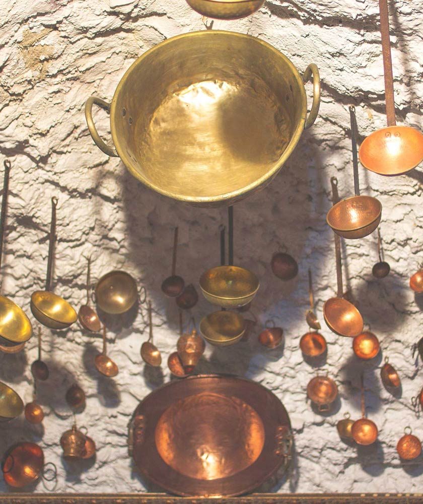 Caharros de cobre de los gitanos del Sacromonte