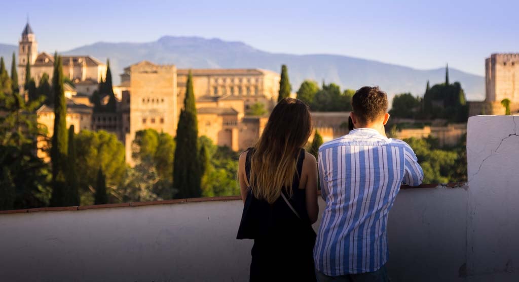 Pareja en el mirador Cruz de Rauda en el Albaicin