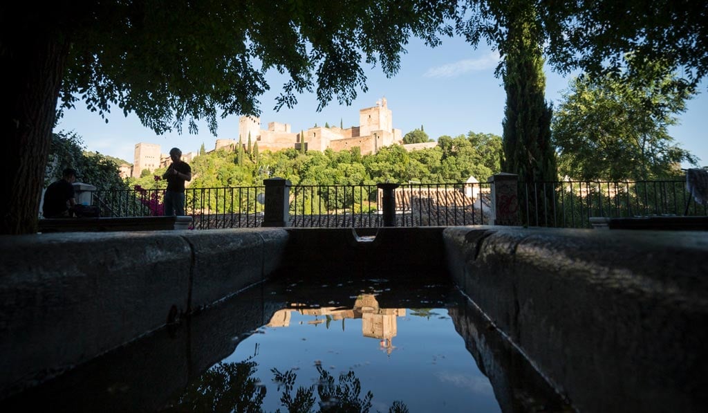 Placeta de los Carvajales con la Alcazaba reflejada en el agua