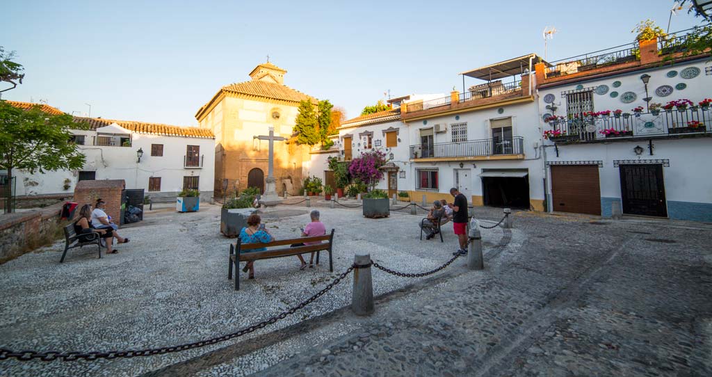 Placeta de San Bartolome de Granada con vecinos en los bancos