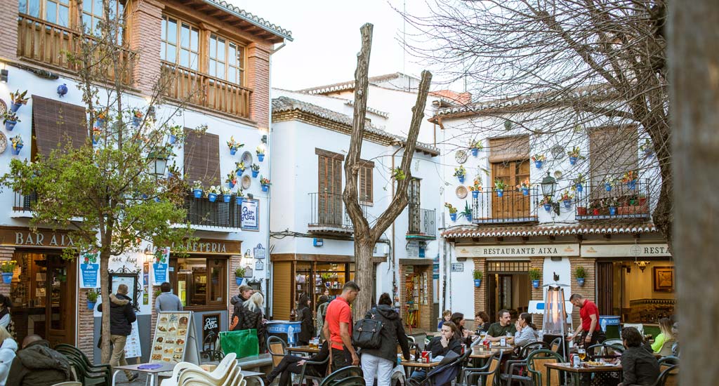 Plaza Larga con bares en el Albaicin