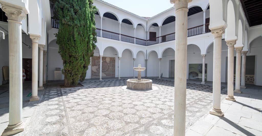 patio del museo arqueologico de granada