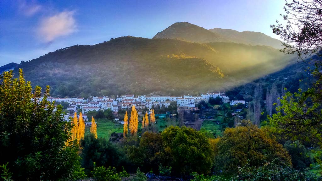 vista general de benamahoma al amanecer