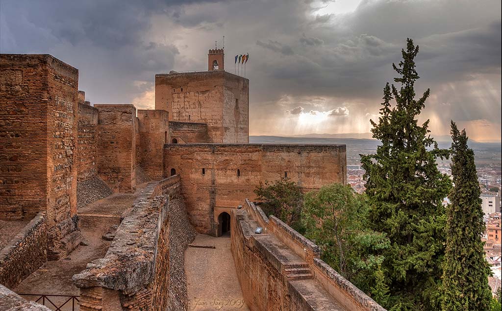 Torre de la Vela y puerta de las Armas