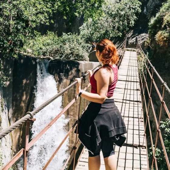 Chica en puente colgante de los Cahorros