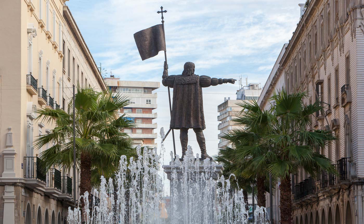 Visita guiada por Huelva estatua de Colón